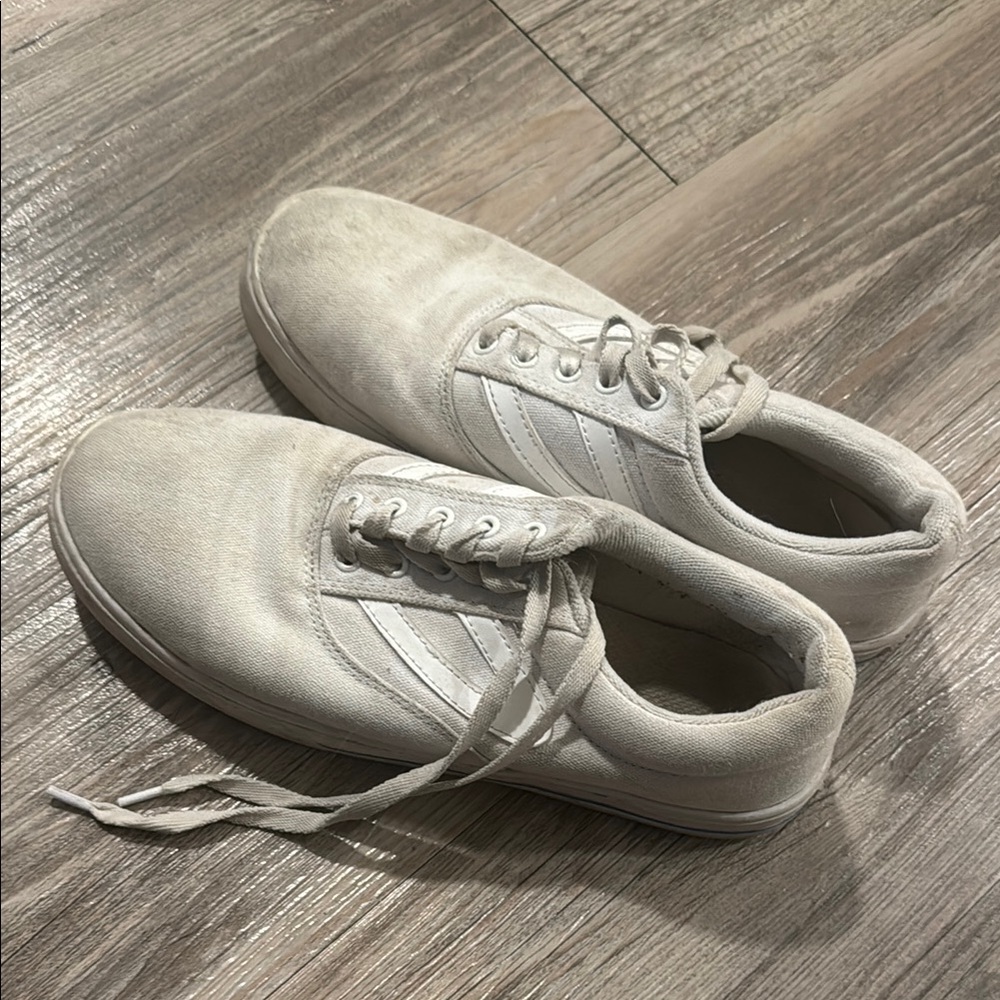 Tretorn White Sneakers Minimalist Low-Top Design